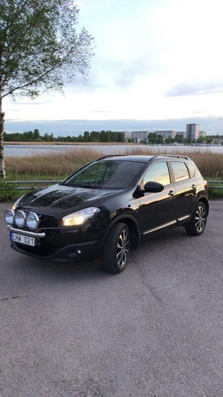 Svart Begagnad 2013 Nissan Qashqai SUV | 95 000 kr (Bra pris) - Bild 1/4