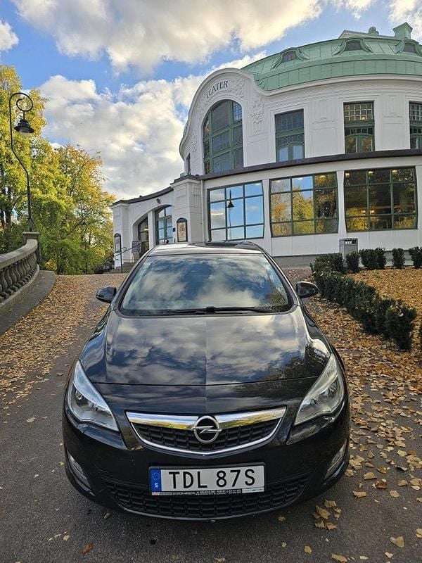 Svart Begagnad 2012 Opel Astra Cosmo Halvkombi | 54 250 kr (Marknadspris) - Bild 1/4