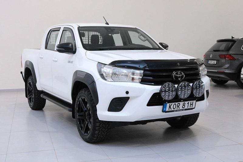 Vit Begagnad 2020 Toyota HiLux Pickup | 339 900 kr (Marknadspris) - Bild 1/4