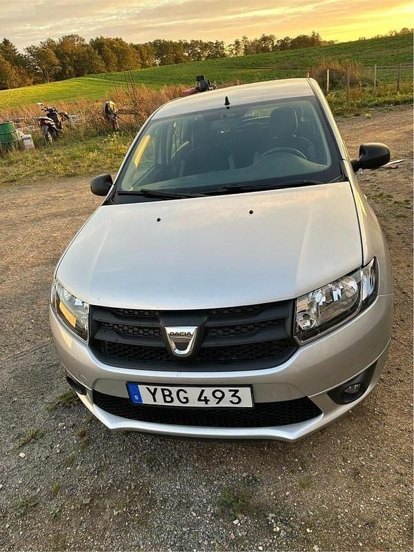 Silver Begagnad 2016 Dacia Sandero Halvkombi | 85 000 kr (Marknadspris) - Bild 1/4