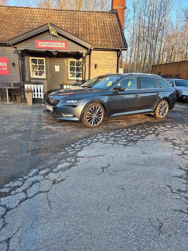 Begagnad Skoda Superb LAURIN & KLEMENT 190 HK (139 kW) 2015 Grå Kombi