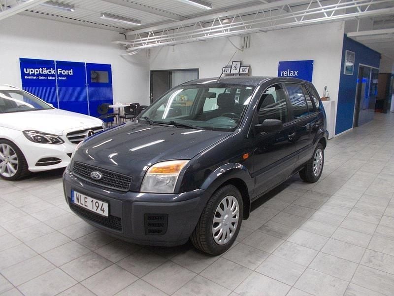 Grå (sea grey met) Begagnad 2007 Ford Fiesta Halvkombi | 49 400 kr - Bild 1/4