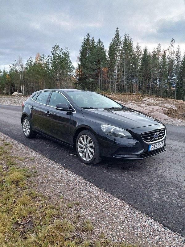 Svart Begagnad 2015 Volvo V40 Halvkombi | 94 500 kr (Marknadspris) - Bild 1/4