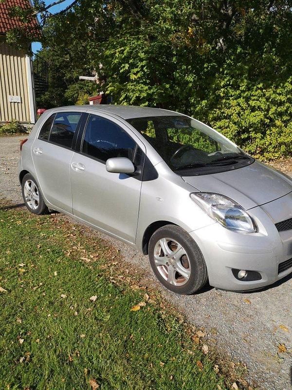 Silver Begagnad 2011 Toyota Yaris Halvkombi | 46 000 kr (Marknadspris) - Bild 1/4