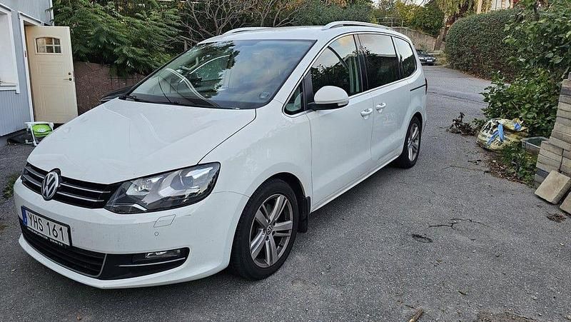 Vit Begagnad 2017 VW Sharan Minibuss | 165 000 kr (Bra pris) - Bild 1/4