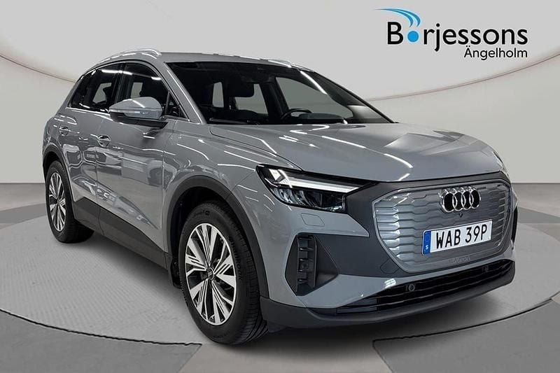 Grå Begagnad 2022 Audi Q4 e-tron Proline SUV | 369 000 kr (Marknadspris) - Bild 1/4