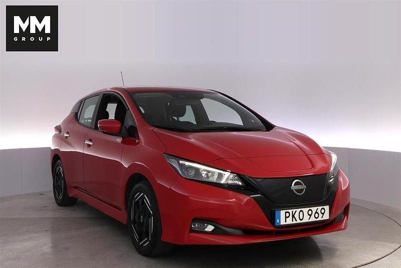 Röd Begagnad 2022 Nissan Leaf Acenta Halvkombi | 169 900 kr (Marknadspris) - Bild 1/4