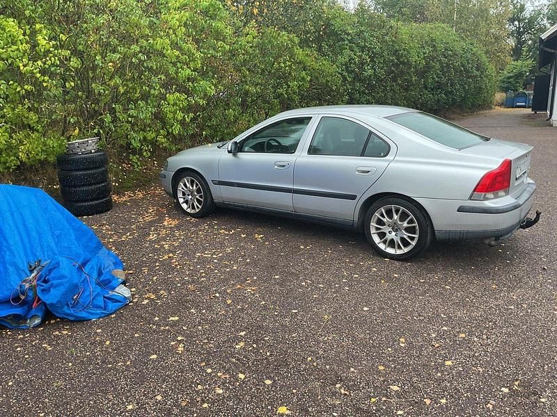 Grå Begagnad 2002 Volvo S60 Business Edition Sedan | 12 000 kr (Bra pris) - Bild 1/4