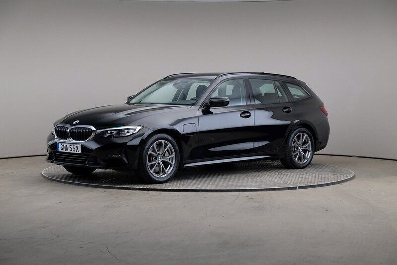 Svart Begagnad 2020 BMW 330e Sport Line Kombi | 285 000 kr (Superpris) - Bild 1/4