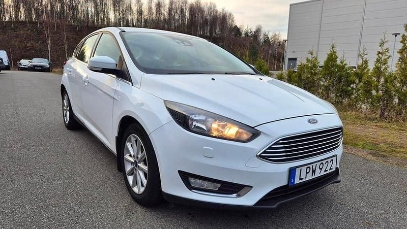 Vit Begagnad 2015 Ford Focus Titanium Halvkombi | 59 900 kr (Bra pris) - Bild 1/4