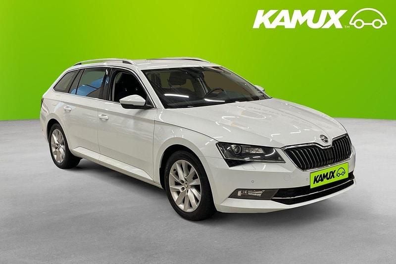 Vit Begagnad 2016 Skoda Superb Style Kombi | 178 800 kr (Marknadspris) - Bild 1/4