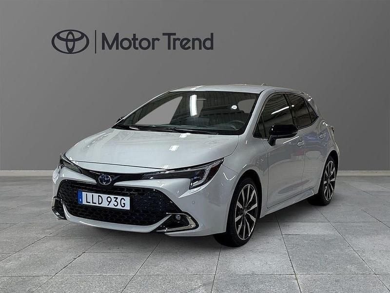 Grå Begagnad 2025 Toyota Corolla Hybrid Style Halvkombi | 339 000 kr (Marknadspris) - Bild 1/4