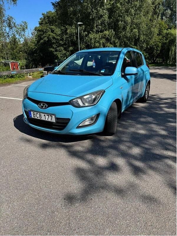 Röd Begagnad 2014 Hyundai i20 Premium Halvkombi | 32 000 kr (Superpris) - Bild 1/4