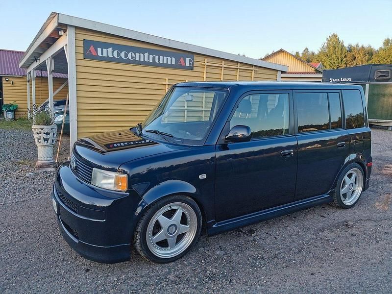 Mörkblå (blå) Begagnad 2005 Toyota BB Minibuss | 69 900 kr - Bild 1/4