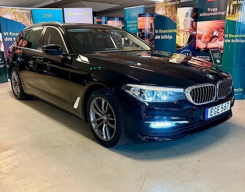 Svart Begagnad 2017 BMW 520 Kombi | 199 900 kr (Dyr) - Bild 1/4