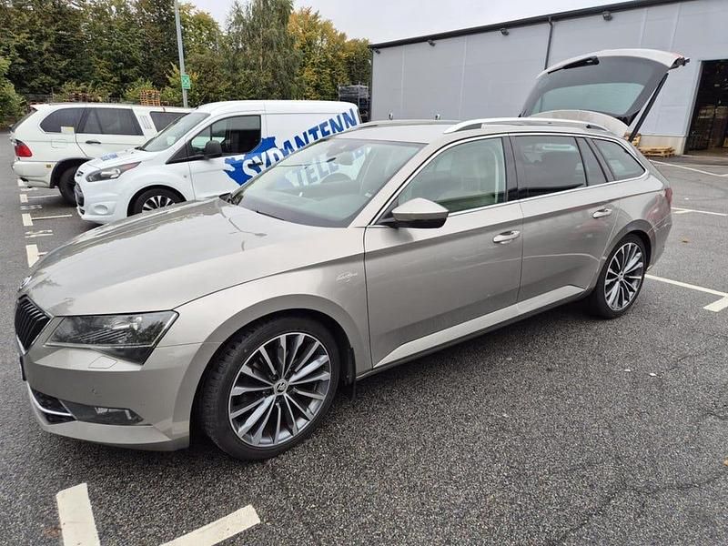 Brun Begagnad 2016 Skoda Superb LAURIN & KLEMENT Kombi | 145 000 kr (Marknadspris) - Bild 1/4