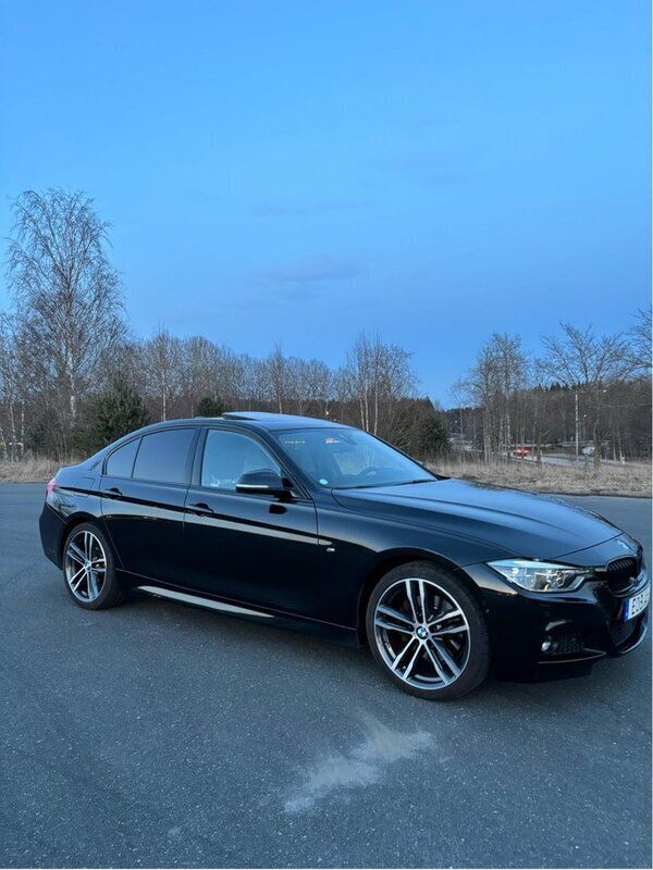Svart Begagnad 2018 BMW 330 M Sport Sedan | 300 000 kr (Bra pris) - Bild 1/4