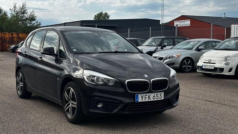 Mörkbrun Begagnad 2016 BMW 218 Sport Line Kombi | 139 500 kr (Marknadspris) - Bild 1/4