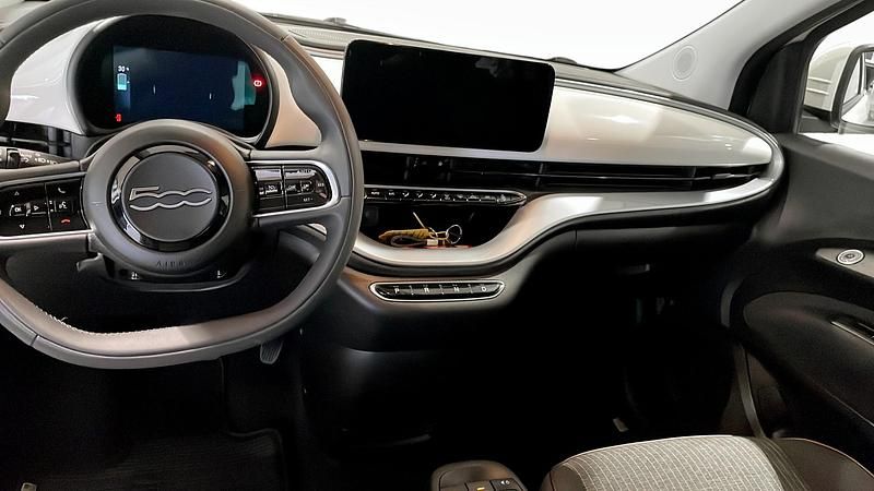 Begagnad Fiat 500e Icon 86 kW (118 HK) 2022 Vit Halvkombi