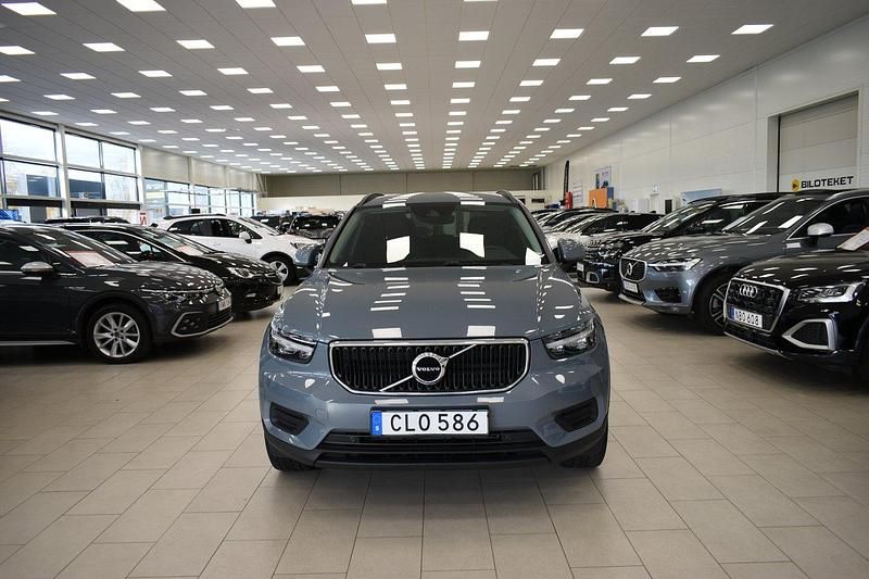 Grå Begagnad 2019 Volvo XC40 Kinetic SUV | 269 900 kr (Marknadspris) - Bild 1/4