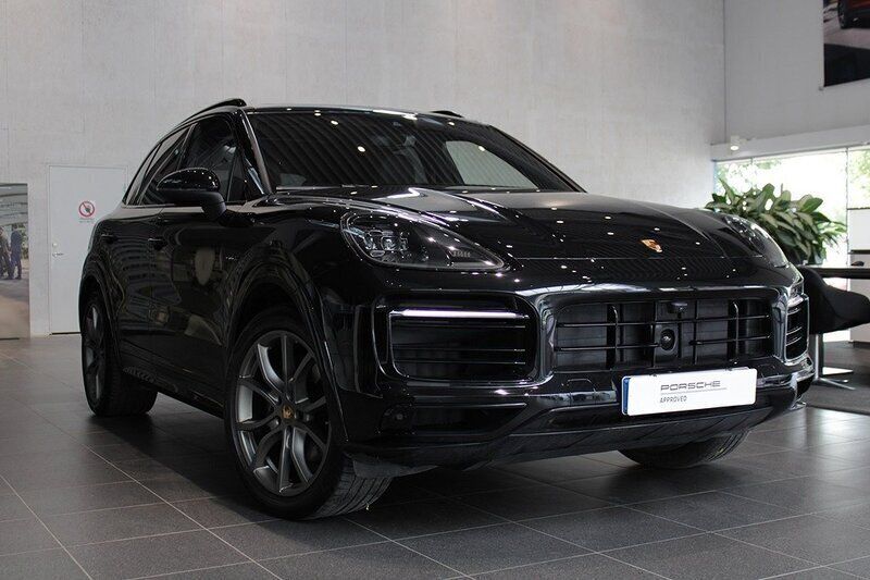 Svart (chromite black metallic) Begagnad 2023 Porsche Cayenne Platinum Edition SUV | 945 000 kr (Marknadspris) - Bild 1/4