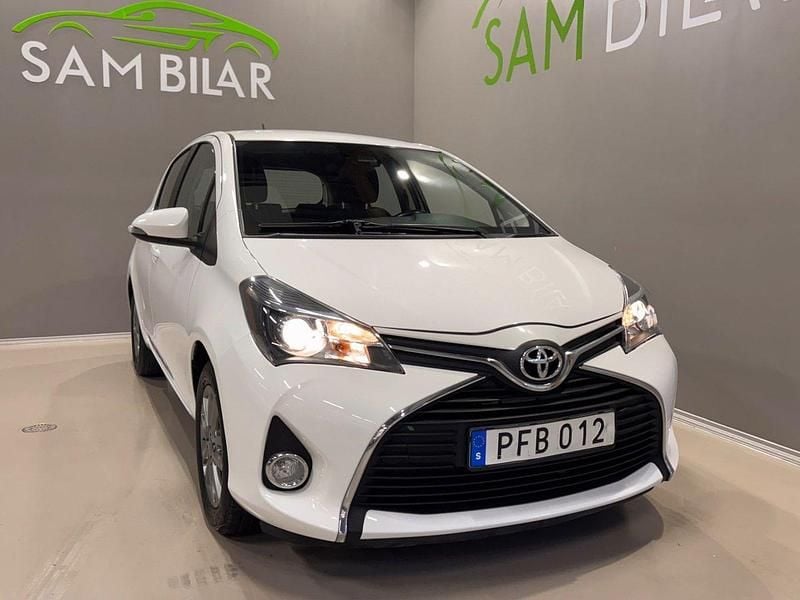 Vit Begagnad 2017 Toyota Yaris Active Halvkombi | 89 900 kr (Marknadspris) - Bild 1/4