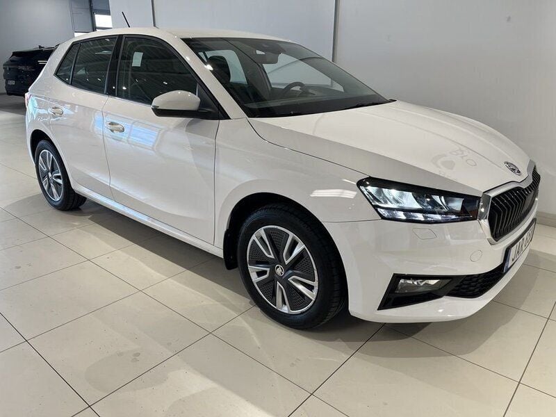 Vit (candy white) Begagnad 2023 Skoda Fabia Style Halvkombi | 209 900 kr (Bra pris) - Bild 1/4