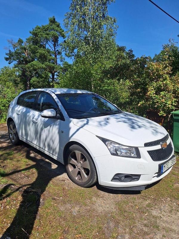 Vit Begagnad 2012 Chevrolet Cruze Halvkombi | 18 000 kr (Superpris) - Bild 1/4