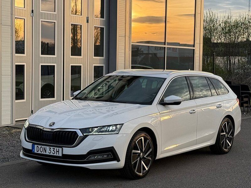 Vit Begagnad 2020 Skoda Octavia Style Kombi | 259 800 kr (Marknadspris) - Bild 1/4