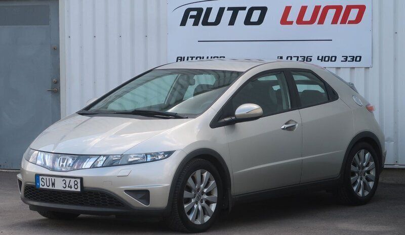 Silver (silvermetallic) Begagnad 2006 Honda Civic Sport Halvkombi | 38 000 kr (Marknadspris) - Bild 1/4