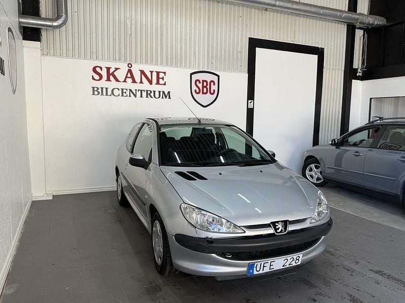 Begagnad Peugeot 206 75 HK (55 kW) 2003 Ljusgrå Halvkombi