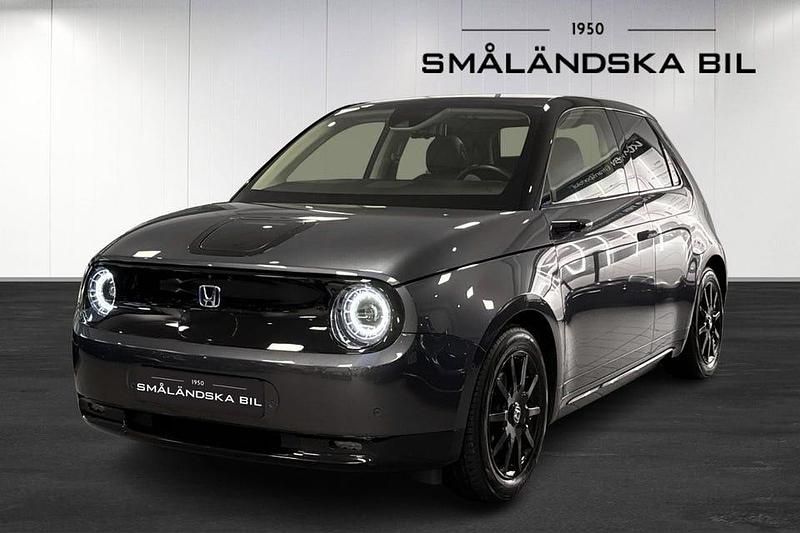 Grå Begagnad 2022 Honda e Halvkombi | 229 000 kr (Marknadspris) - Bild 1/4