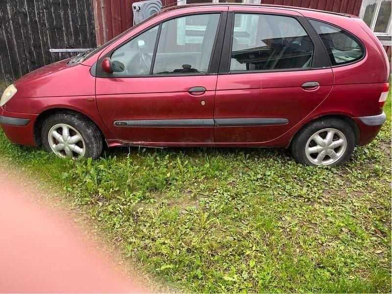 Röd Begagnad 2001 Renault Scénic Minibuss | 3 000 kr - Bild 1/1