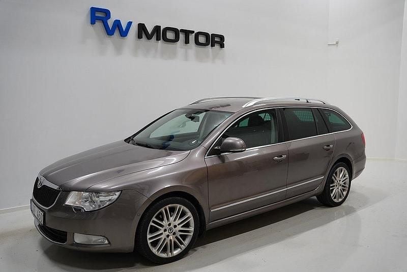 Ljusbrun (brun) Begagnad 2011 Skoda Superb Elegance Kombi | 39 900 kr (Bra pris) - Bild 1/4