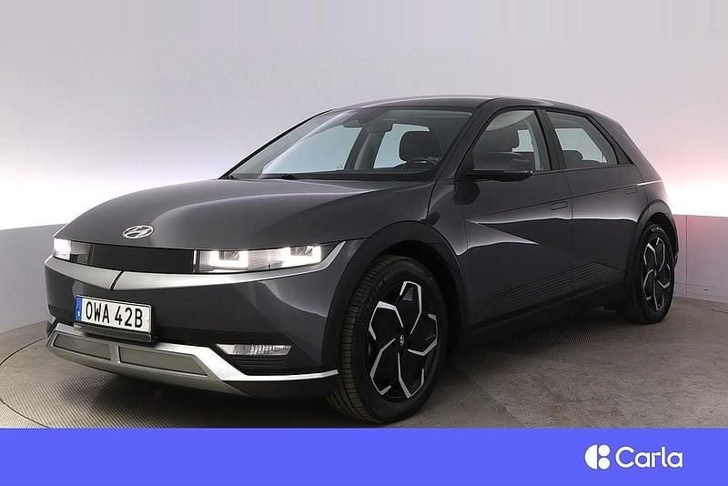 Grå Begagnad 2023 Hyundai Ioniq 5 Essential SUV | 455 900 kr (Marknadspris) - Bild 1/4