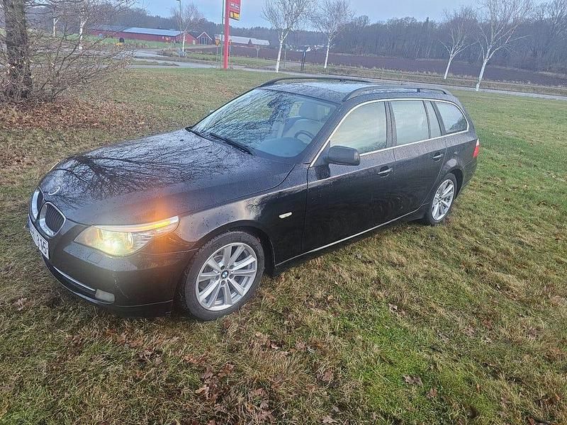 Svart Begagnad 2009 BMW 520 Kombi | 57 000 kr (Marknadspris) - Bild 1/4