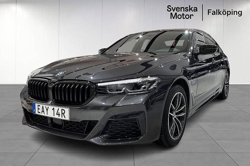 Grå Begagnad 2022 BMW 530e M Sport Sedan | 469 900 kr (Dyr) - Bild 1/4