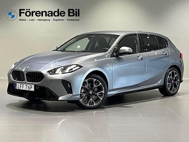 Grå Ny 2025 BMW 120 M Sport Halvkombi | 420 300 kr (Marknadspris) - Bild 1/4