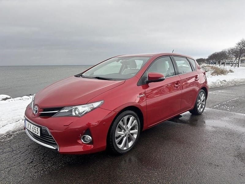 Röd Begagnad 2015 Toyota Auris Hybrid Executive Halvkombi | 159 900 kr (Bra pris) - Bild 1/4