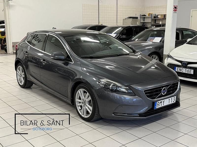 Grå Begagnad 2012 Volvo V40 Halvkombi | 118 900 kr (Marknadspris) - Bild 1/4