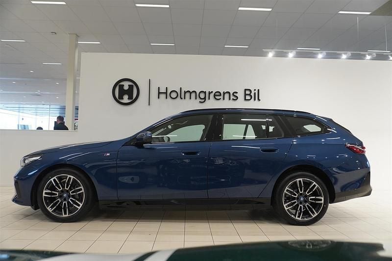 Ny BMW i5 Comfort Edition 250 kW (340 HK) 2025 Blå Kombi