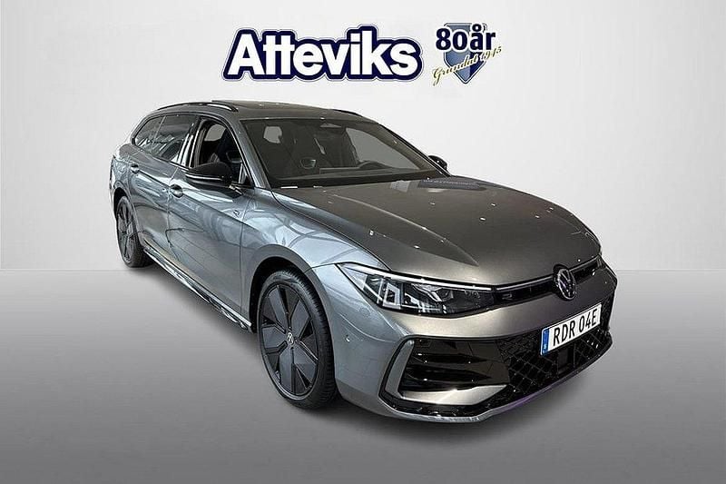 Mörkgrå Ny 2025 VW Passat R-line Kombi | 581 400 kr (Marknadspris) - Bild 1/4
