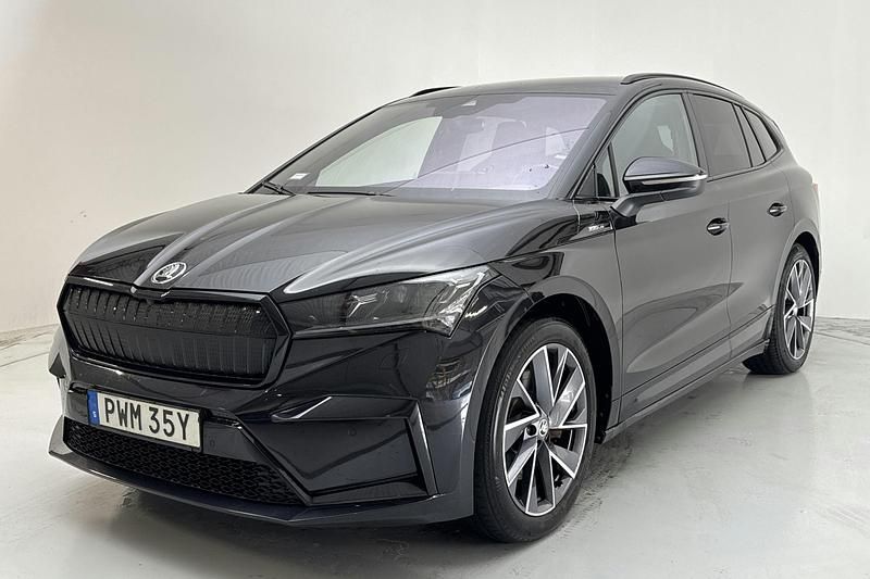Svart Begagnad 2022 Skoda Enyaq iV SportLine SUV | 339 000 kr (Marknadspris) - Bild 1/4