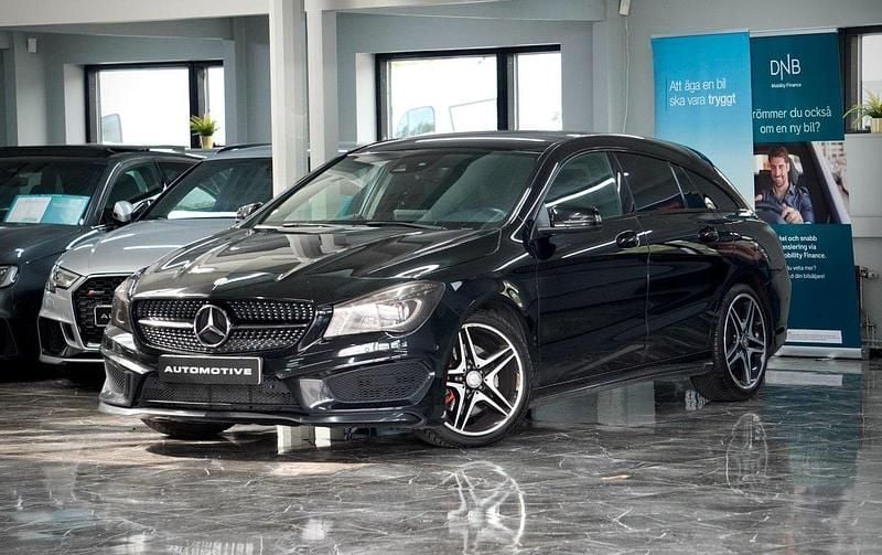 Svart Begagnad 2015 Mercedes CLA220 Shooting Brake AMG Kombi | 169 900 kr (Marknadspris) - Bild 1/4