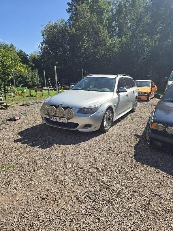 Grå Begagnad 2010 BMW 520 M Sport Kombi | 60 000 kr (Marknadspris) - Bild 1/4