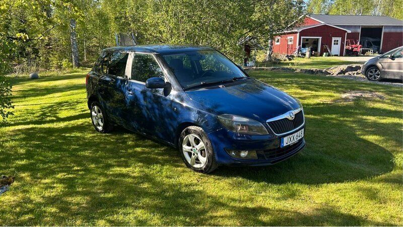 Blå Begagnad 2015 Skoda Fabia Ambiente Halvkombi | 79 895 kr (Lite dyr) - Bild 1/4