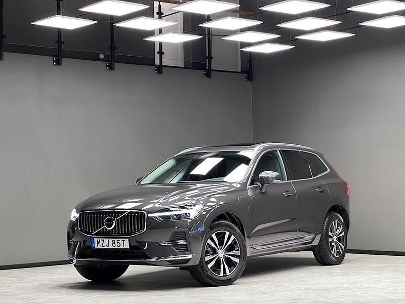 Grå Begagnad 2023 Volvo XC60 Plus SUV | 509 900 kr (Lite dyr) - Bild 1/3