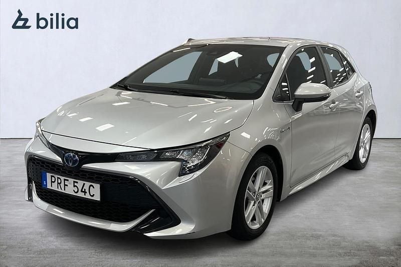 Silver Begagnad 2020 Toyota Corolla Hybrid Active Halvkombi | 229 900 kr (Marknadspris) - Bild 1/3