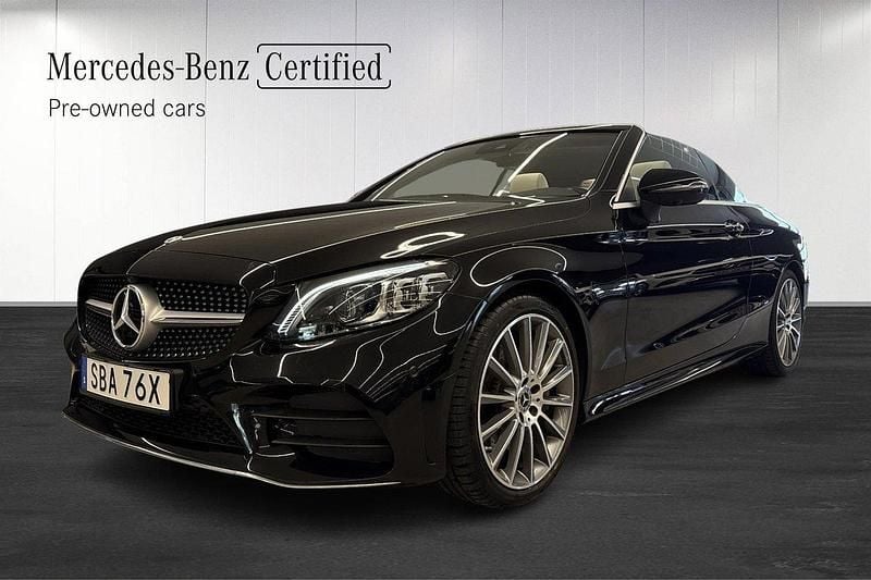 Svartmetallic Begagnad 2021 Mercedes C300 AMG Line Premium Plus Cab | 474 899 kr (Marknadspris) - Bild 1/4