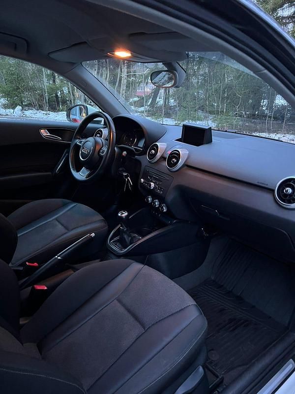 Begagnad Audi A1 105 HK (77 kW) 2011 Krämvit Halvkombi